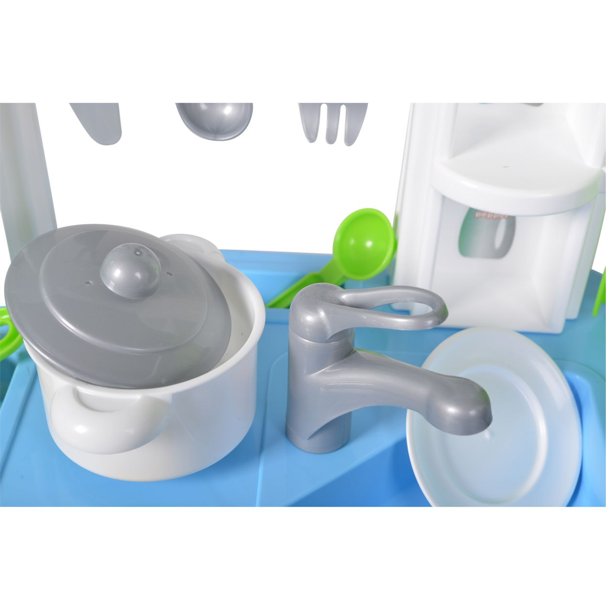Eine Spielküche mit einem Topf, Wasserhahn, Geschirr und anderem Spielküchenzubehör in Blau.