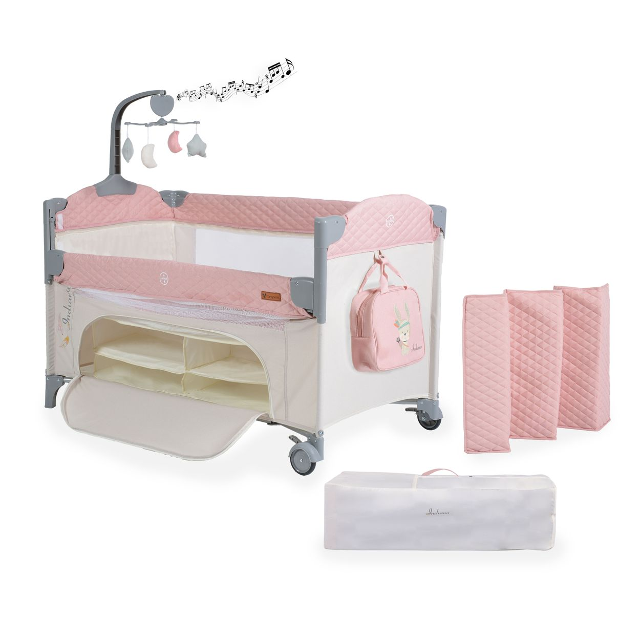 Ein rosa-weißes Babybett mit Mobile, Stauraum und passender Tasche.