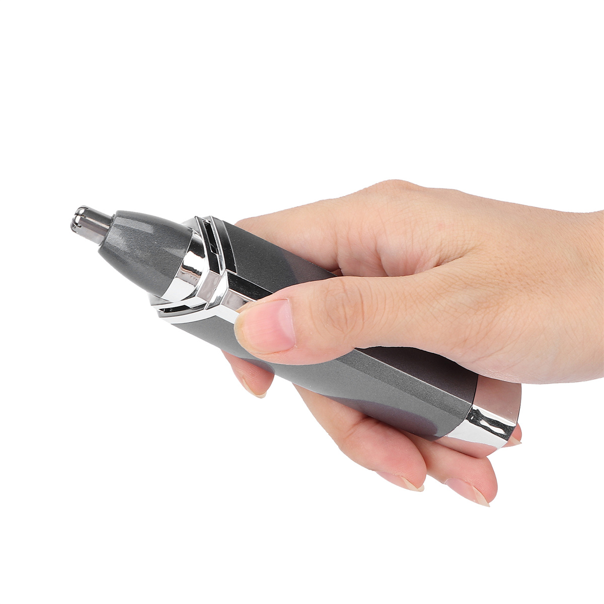 Eine Hand hält einen grauen Nasenhaartrimmer. Der Trimmer hat eine silberne Klinge.