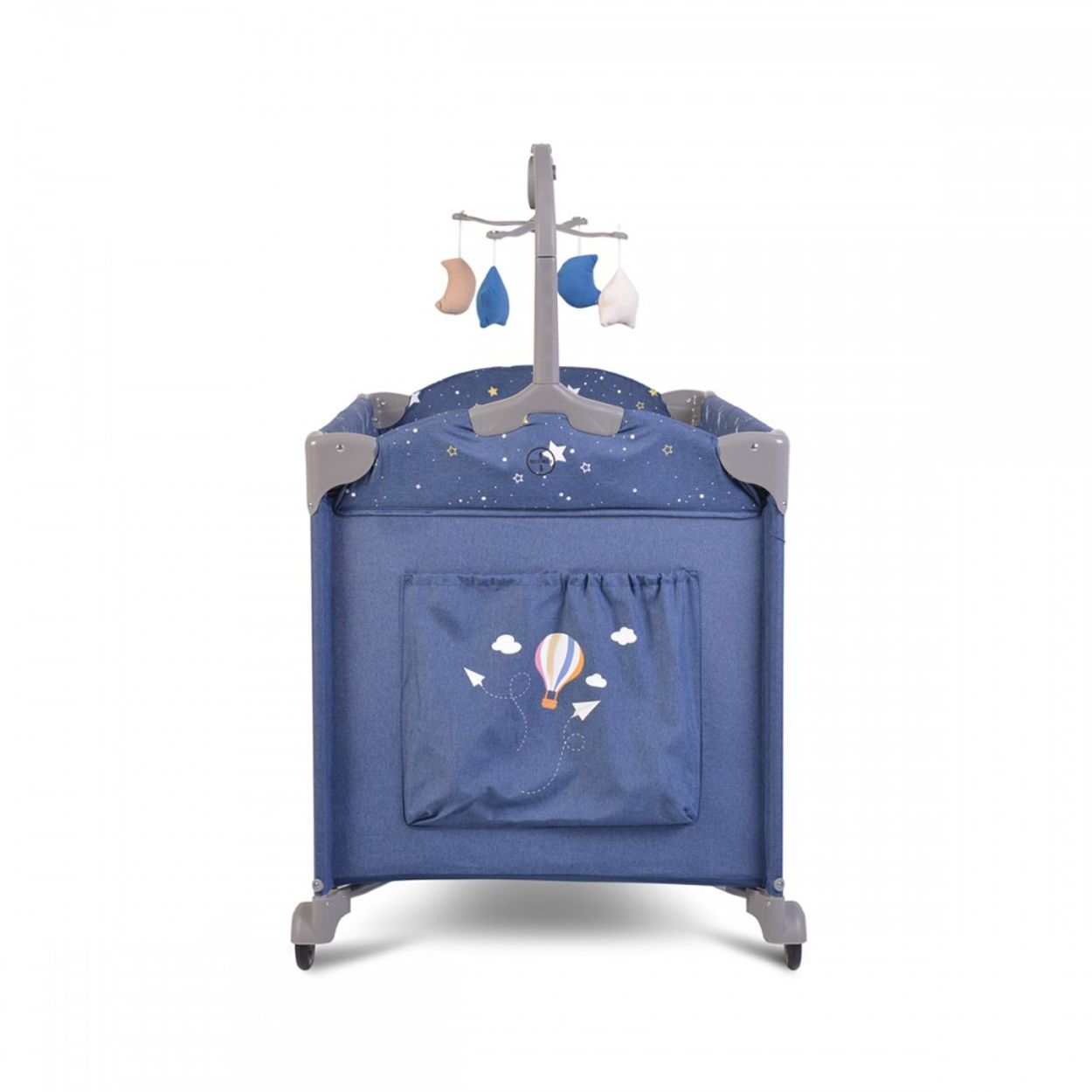 Blaues Baby-Reisebett mit Mobile. Das Bett hat eine Tasche mit einer Heißluftballon-Illustration.