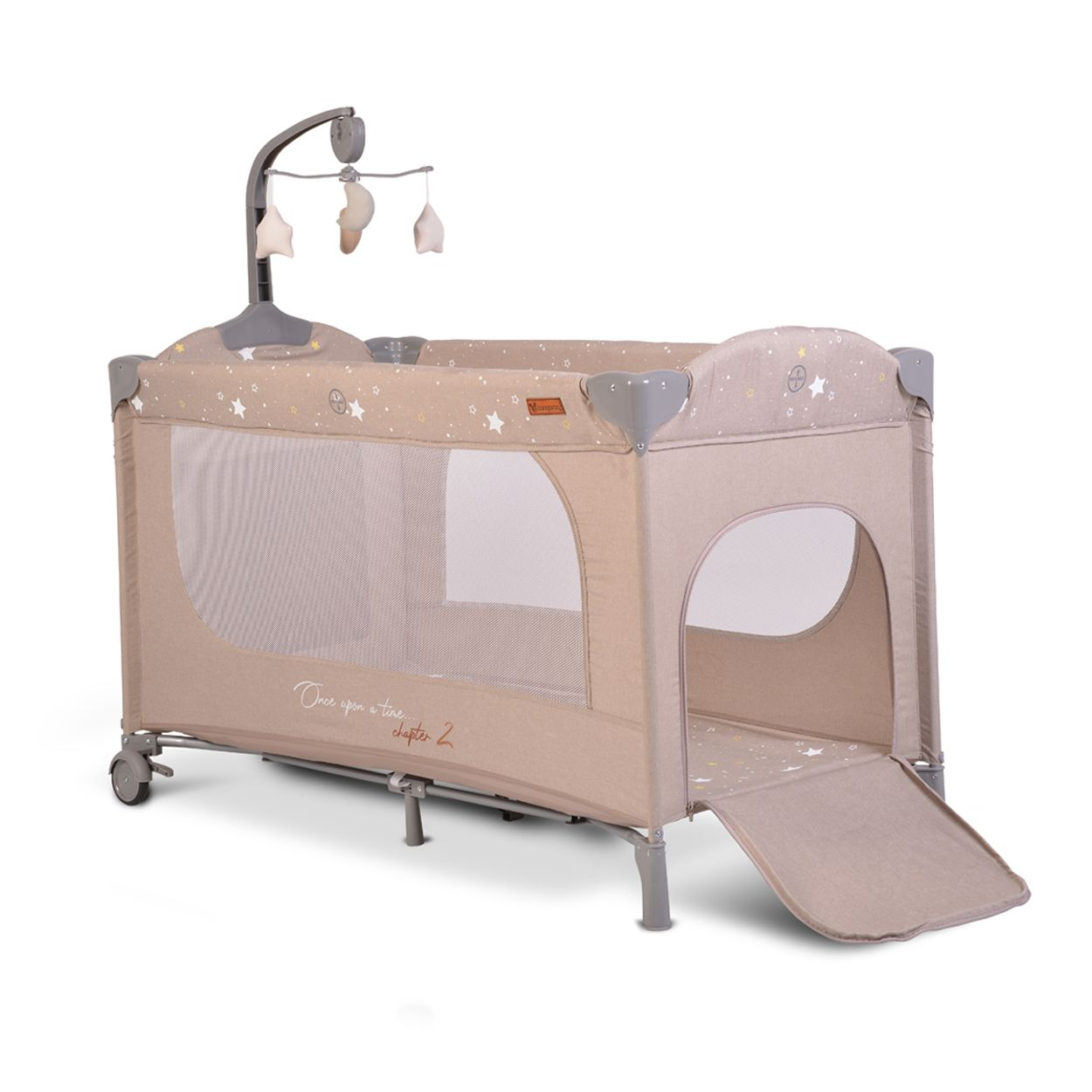Ein beiges Babybett mit Mobile und weißem Hintergrund.