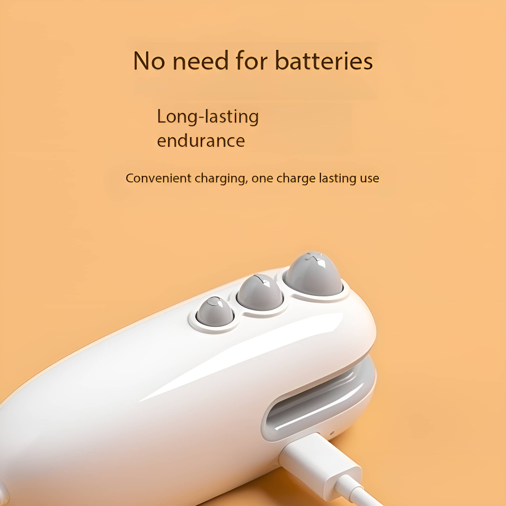 Ein weißes Gerät mit drei grauen Knöpfen, einem Ladeanschluss und dem Text 'Keine Batterien nötig'.