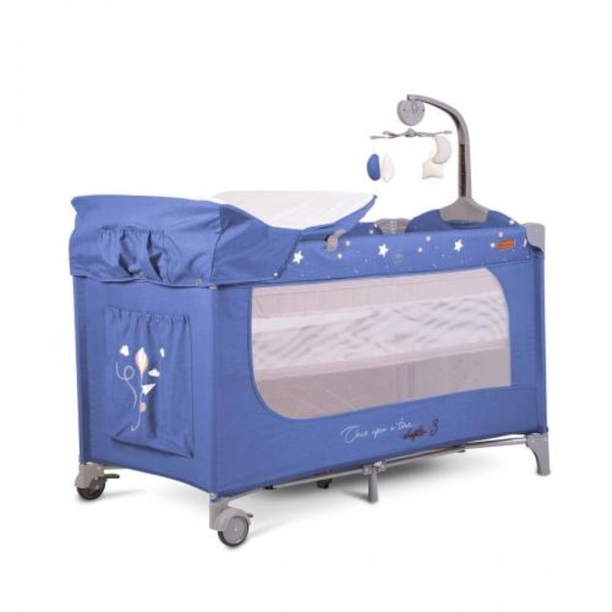 Blaues Baby-Reisebett mit Verdeck, Wickelstation und Mobile.