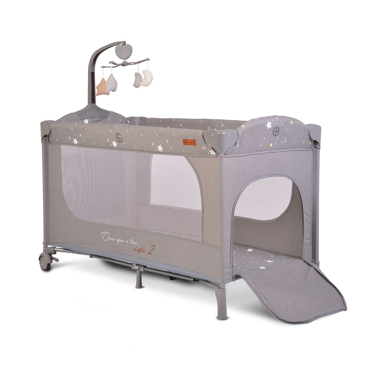 Ein graues Baby-Reisebett mit Baldachin und Sterndesign.