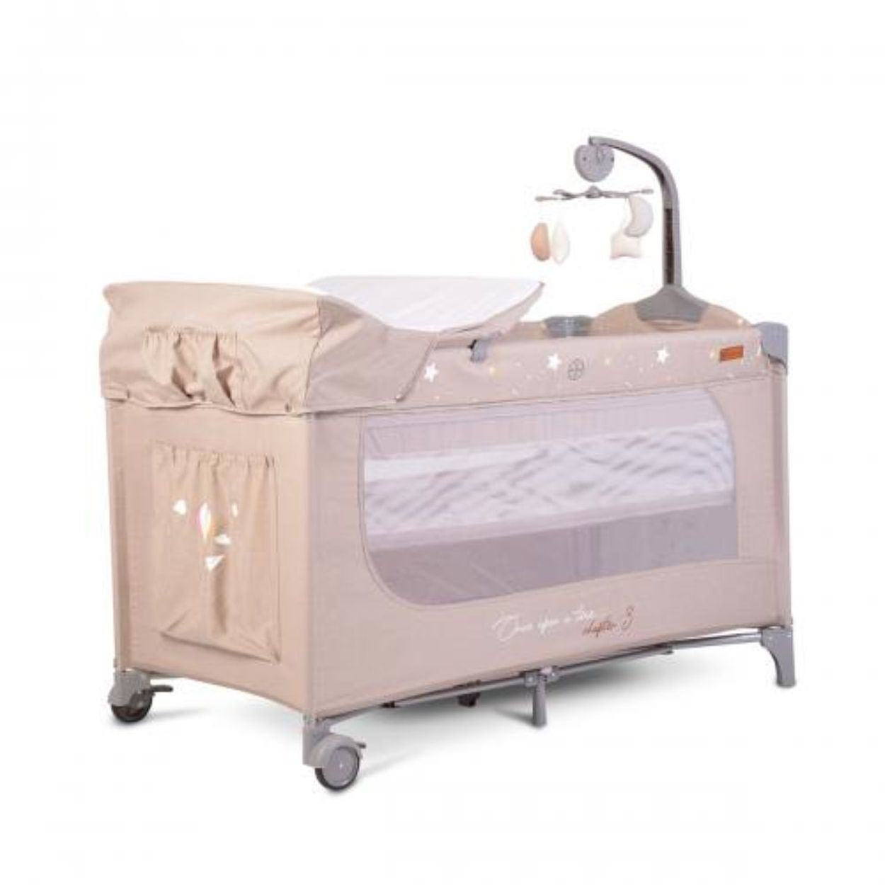 Beiges Baby-Reisebett mit Wickelstation und Mobile. Es hat Räder.