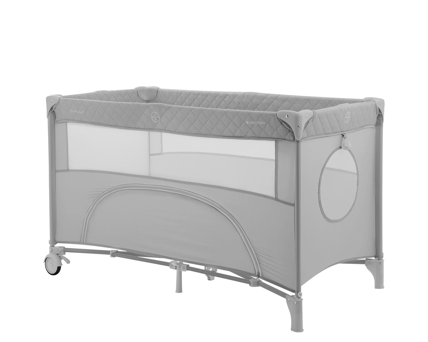 Graues Baby-Reisebett mit Gittern und Rädern. Es ist leer.