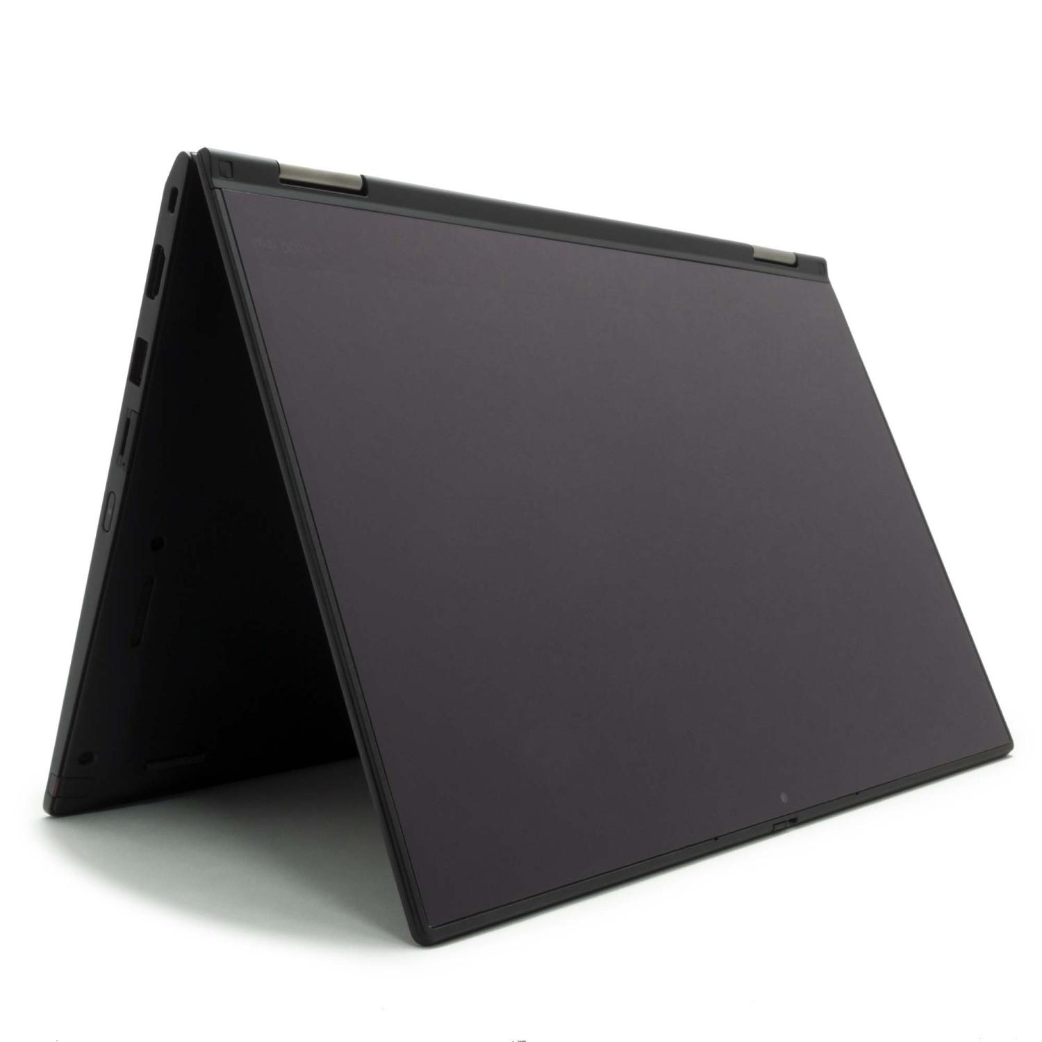 Schwarzer Laptop, in einem Winkel geöffnet. Weißer Hintergrund.