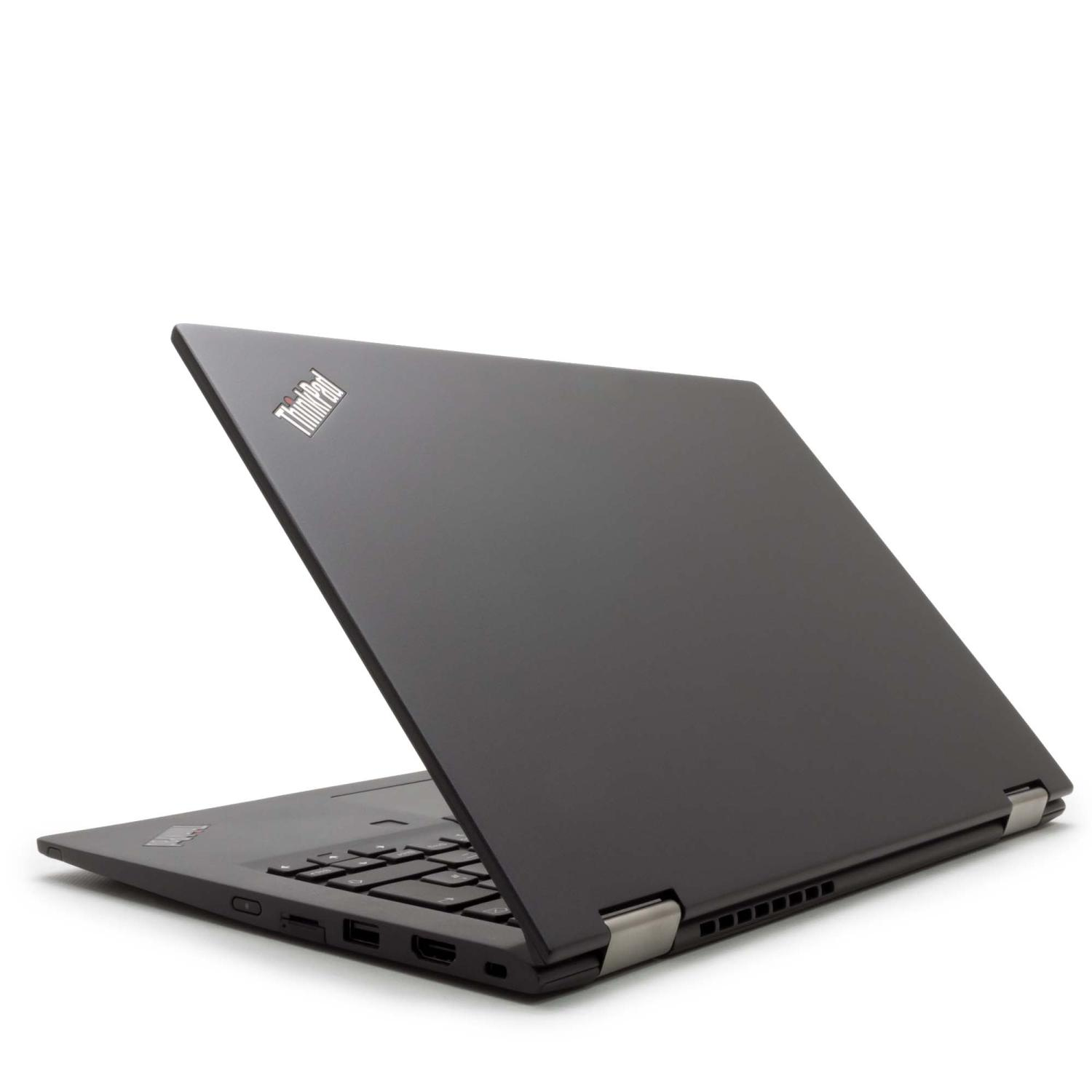 Ein schwarzer Laptop, leicht geöffnet, auf einer weißen Oberfläche. Der Bildschirm ist schwarz.