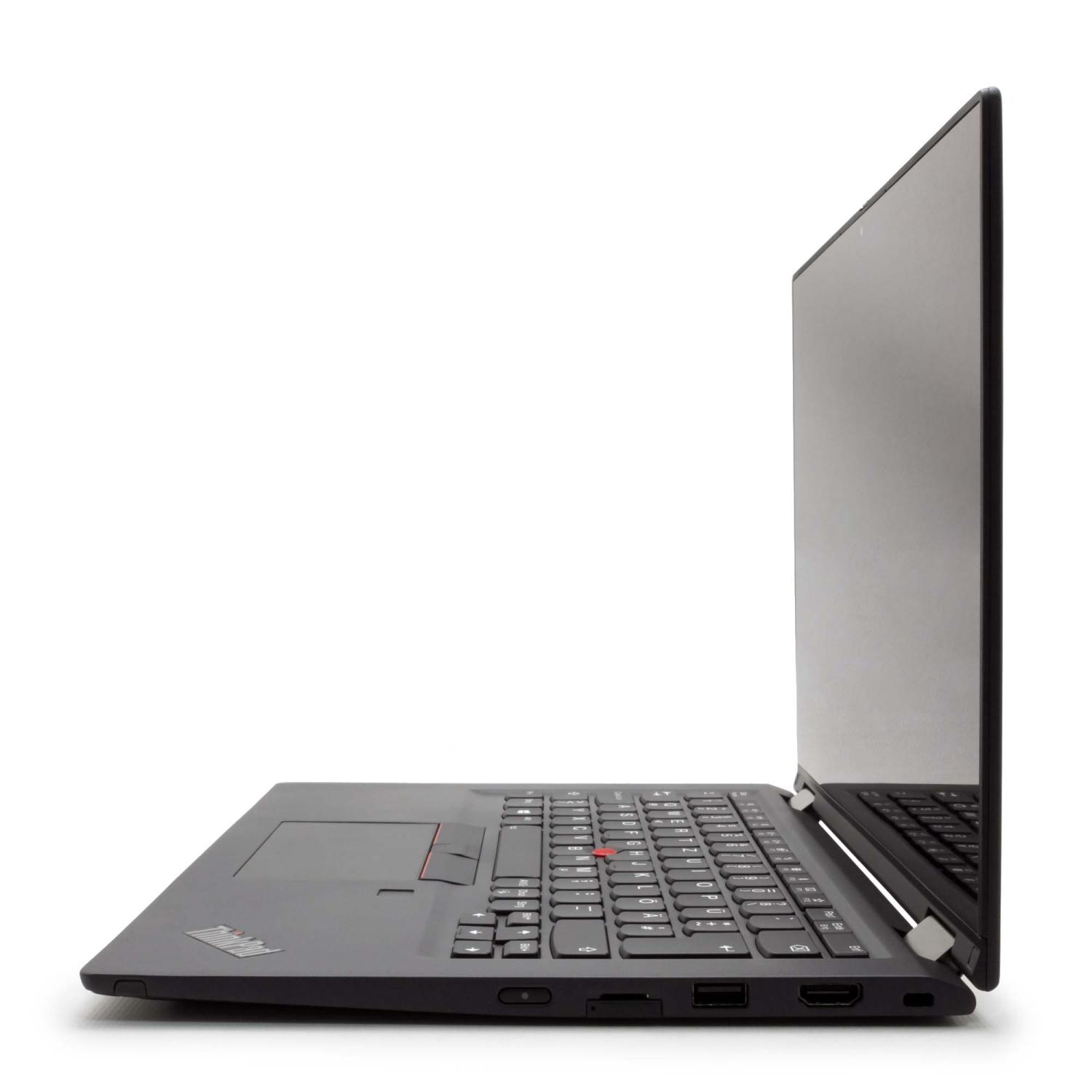 Schwarzer Laptop, Seitenansicht, geöffnet auf weißem Hintergrund, mit Tastatur und Anschlüssen sichtbar.