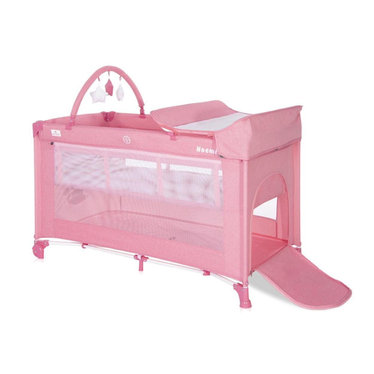 Ein rosa Baby-Laufgitter mit Wickeltisch und hängendem Spielzeug auf weißem Hintergrund.