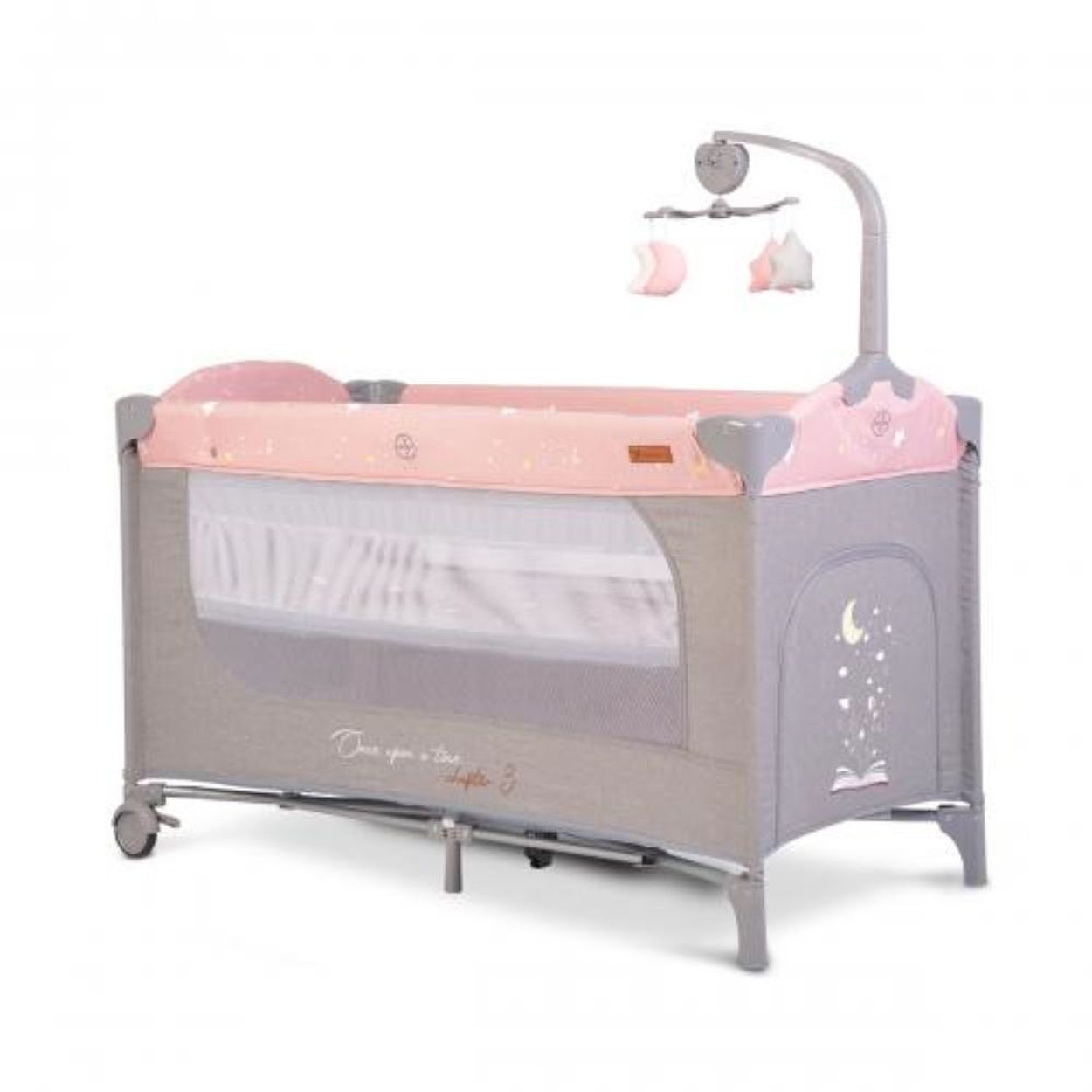 Ein rosa-graues Babybett mit Mobile.