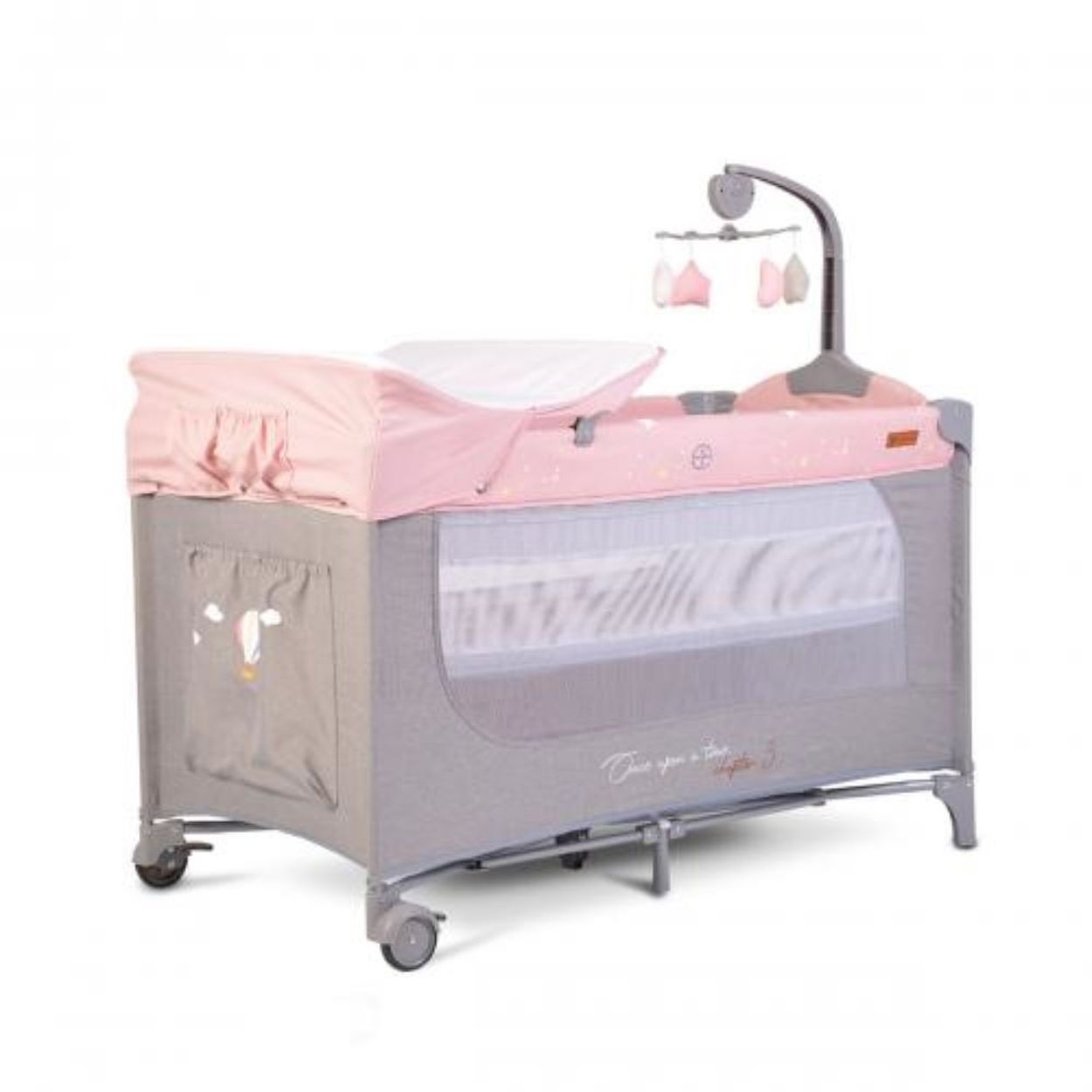 Babybett mit Wickelstation, rosa und grau, weißer Hintergrund.
