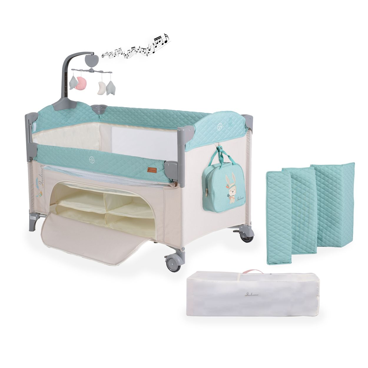 Ein Baby-Laufgitter mit Zubehör, darunter ein Mobile, Stauraum und zusätzliche Polsterung.