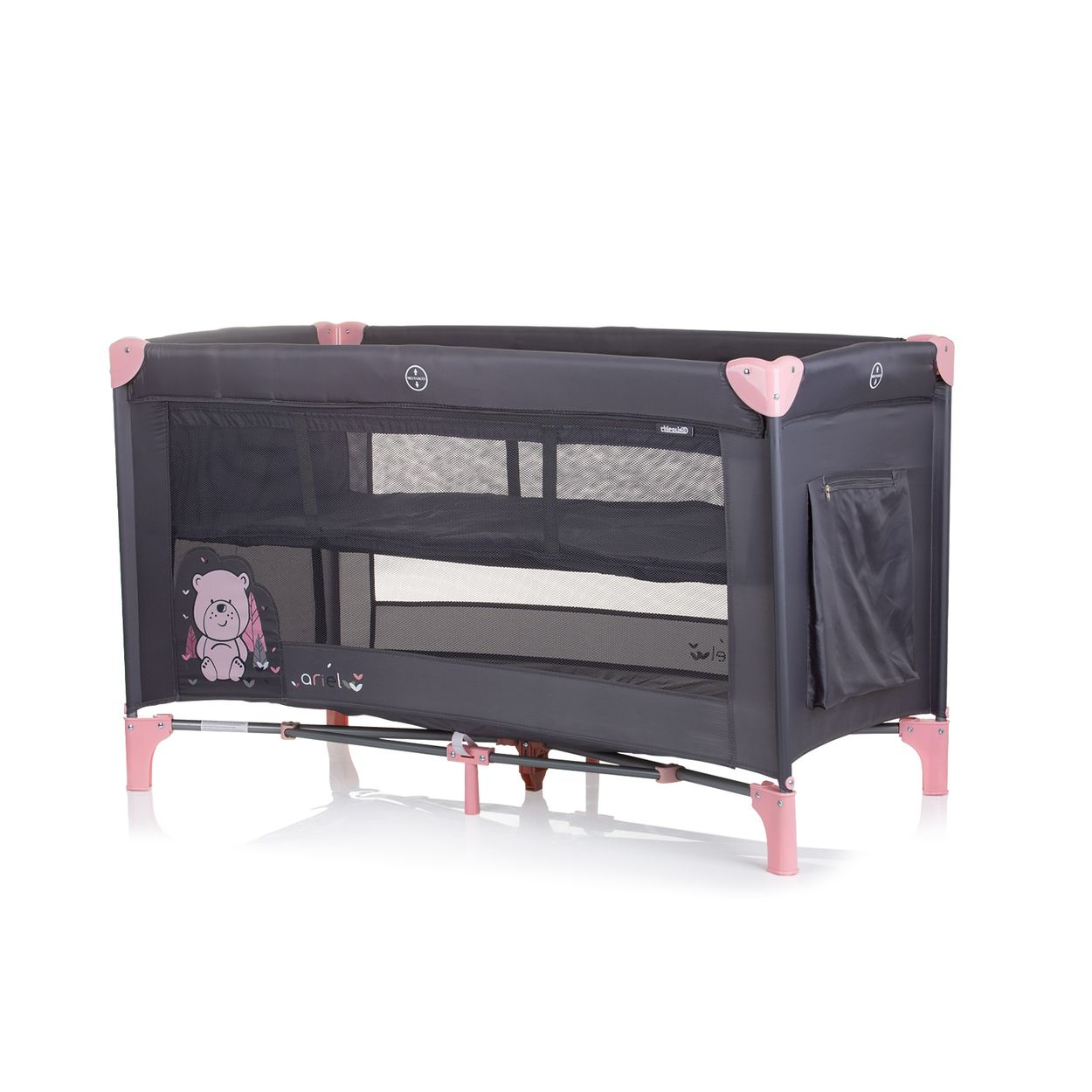 Una cuna de viaje para bebés gris y rosa con un diseño de osito de peluche.