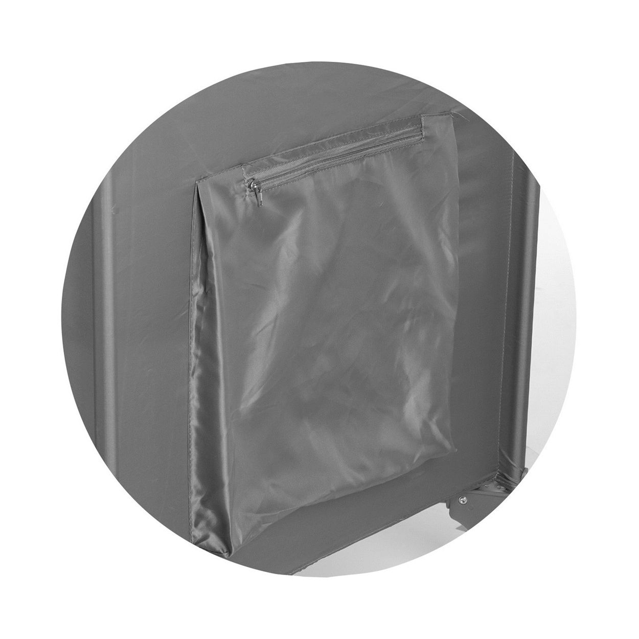 Nahaufnahme einer Tasche an einem grauen Laufstall. Ein Reißverschluss ist sichtbar.