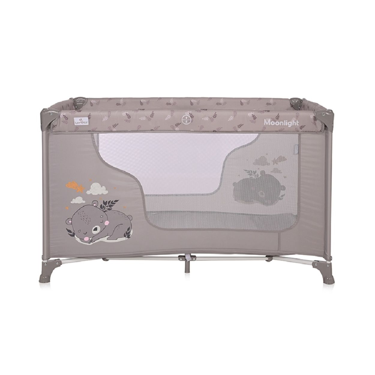 Ein graues Babybett mit einer Bären- und Wolkenillustration.