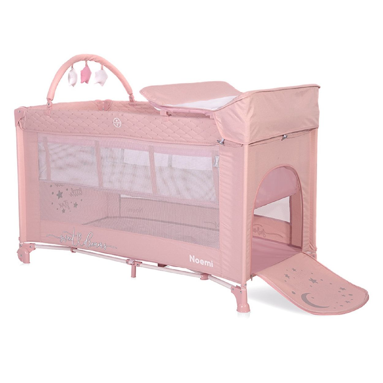 Rosa Baby-Reisebett. Mit Wickeltisch und Spielzeug. Weißer Hintergrund.
