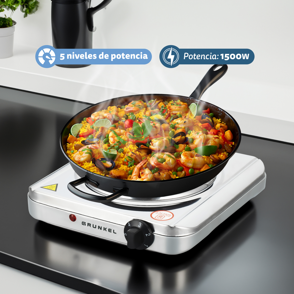 Una sartén con comida está en una estufa blanca. La potencia es 1500W, 5 niveles.