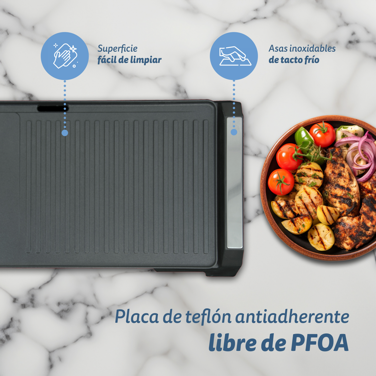 Parrilla con comida a la derecha. Tiene una superficie negra y una fuente de madera con comida cocinada.