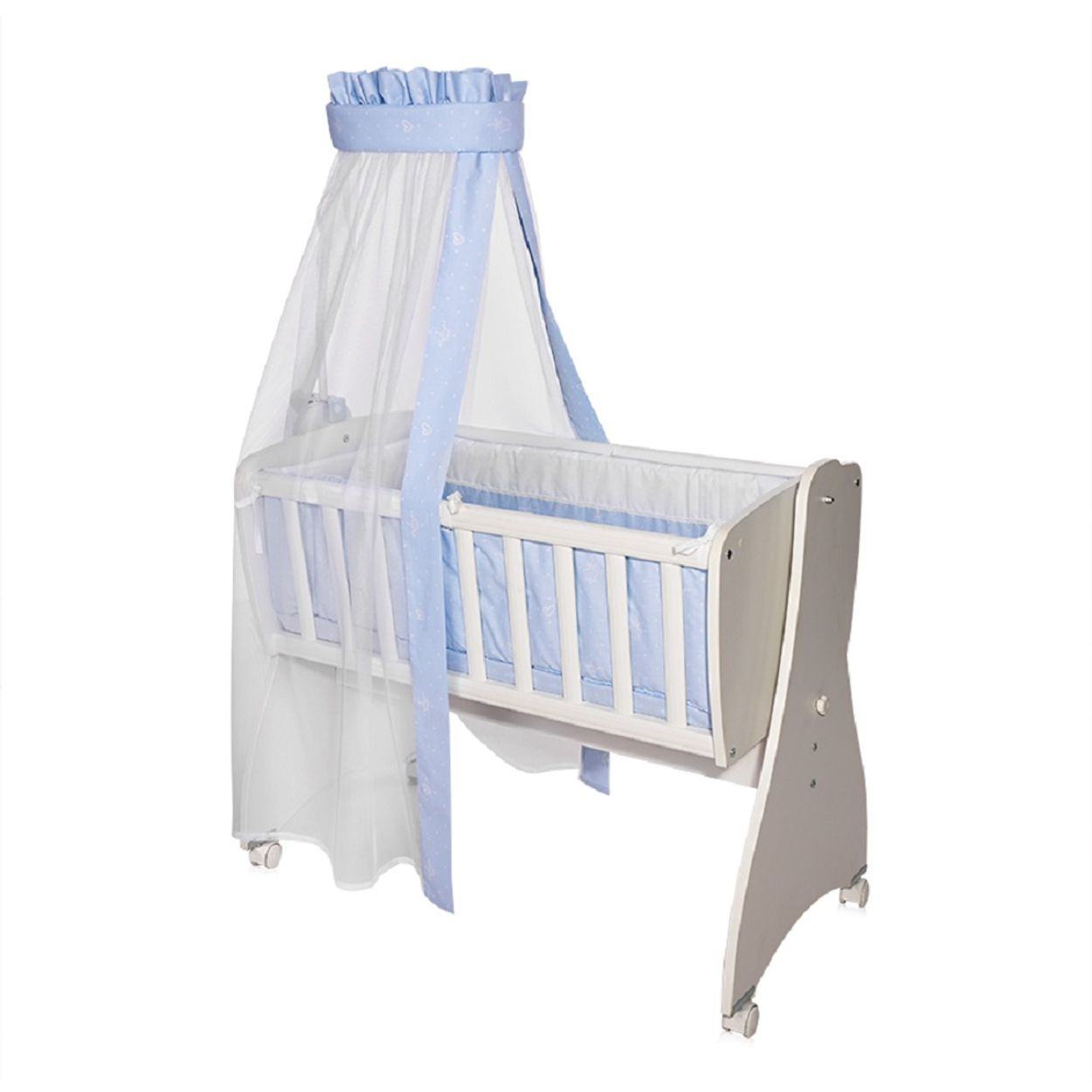 Eine weiße Babywiege mit blauem Baldachin und blauer Bettwäsche, auf weißem Hintergrund.