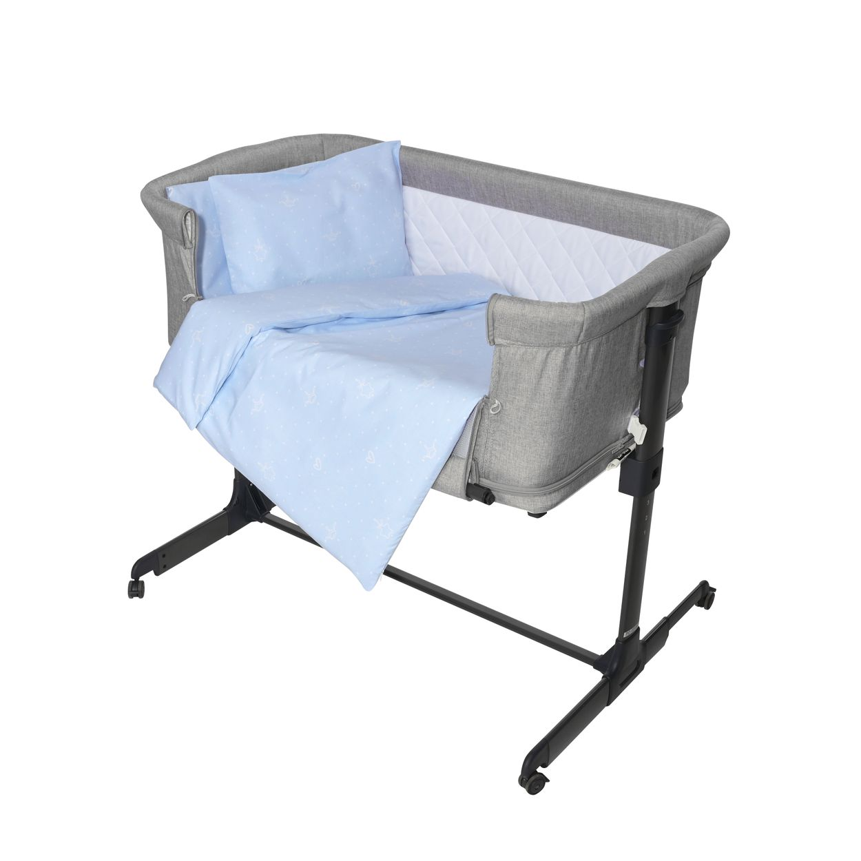 Eine graue Babywiege mit blauer Decke und Kissen auf weißem Hintergrund.
