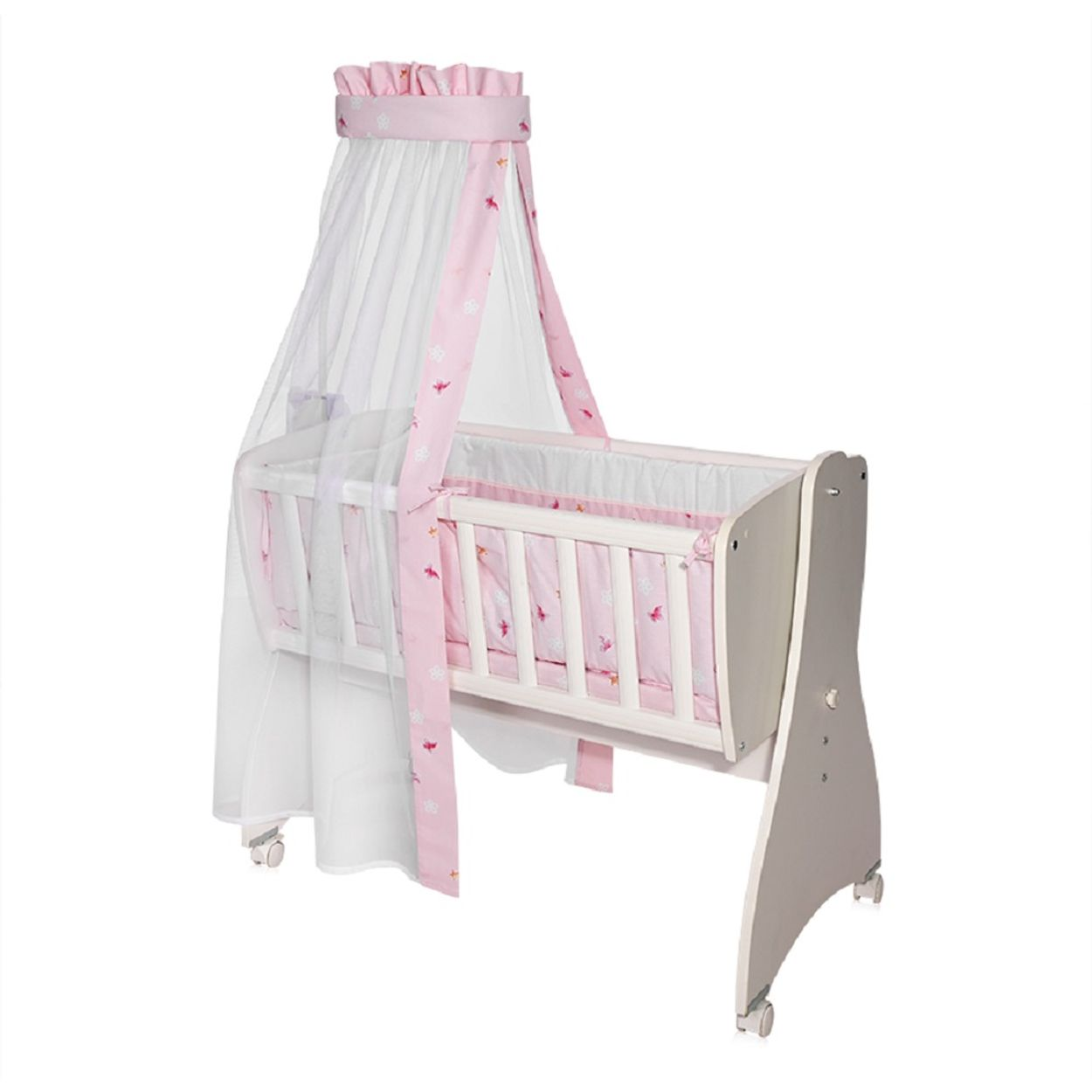 Ein rosa-weißes Babybett mit Baldachin und weißem Hintergrund.