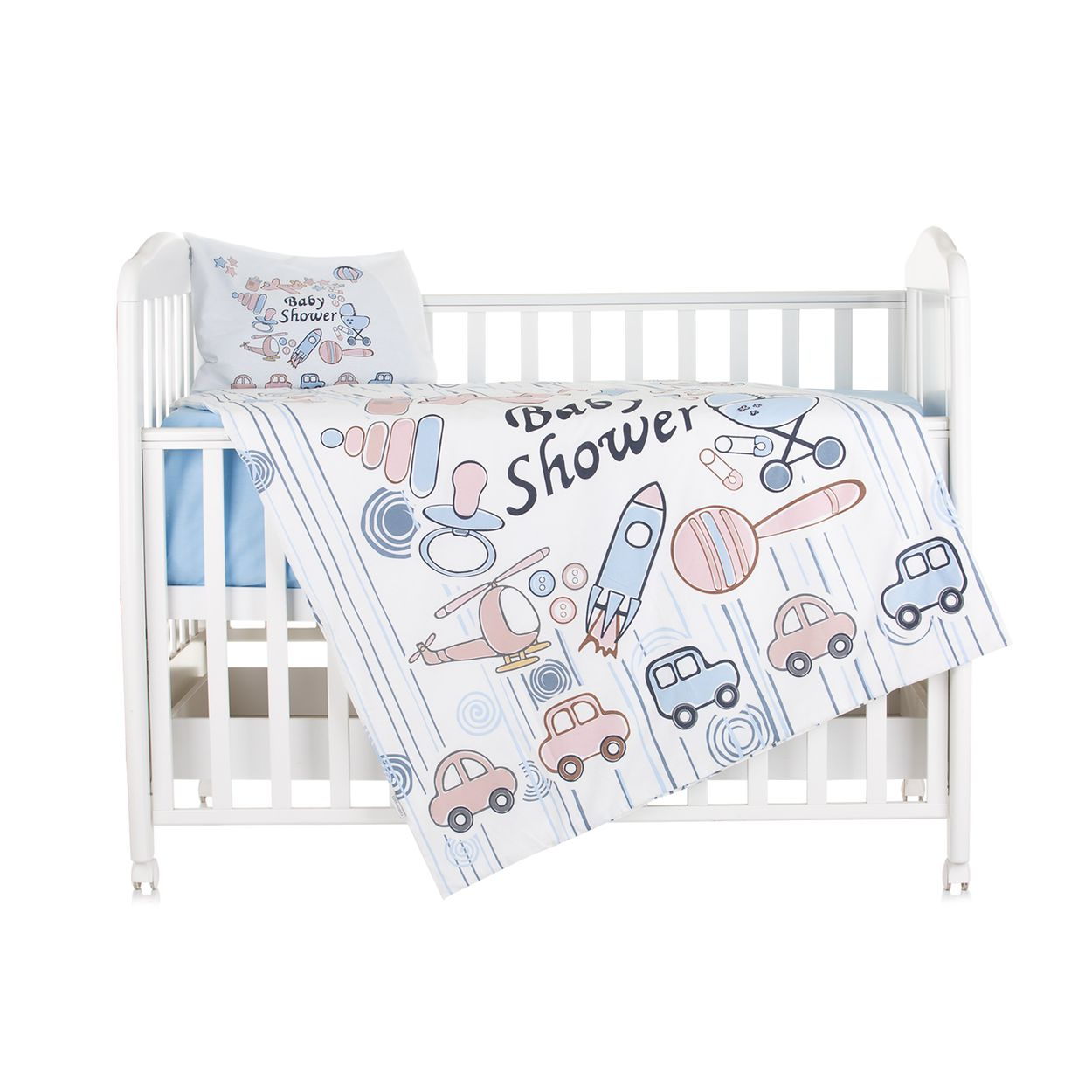 Weißes Kinderbett mit blauer Bettwäsche mit Babyparty-Motiv, Autos, Schnullern und einem Helikopter.