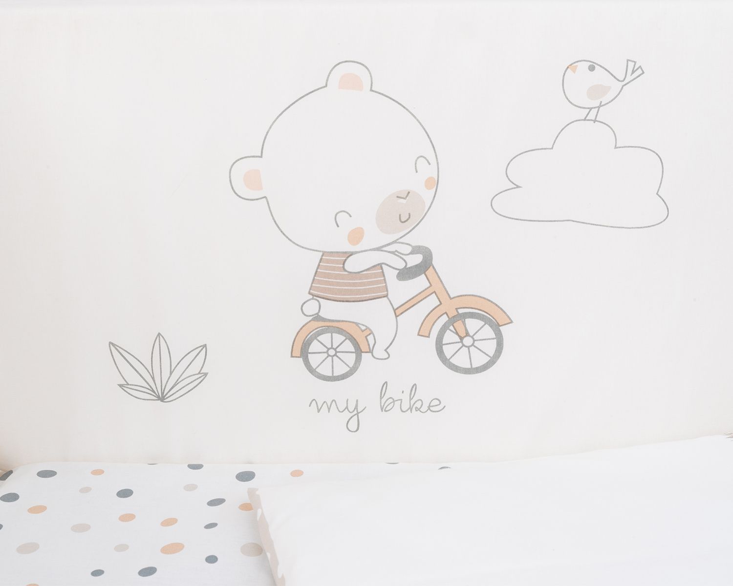 Illustration eines Bären auf einem Fahrrad, einem Vogel und Blättern auf weißer Oberfläche.