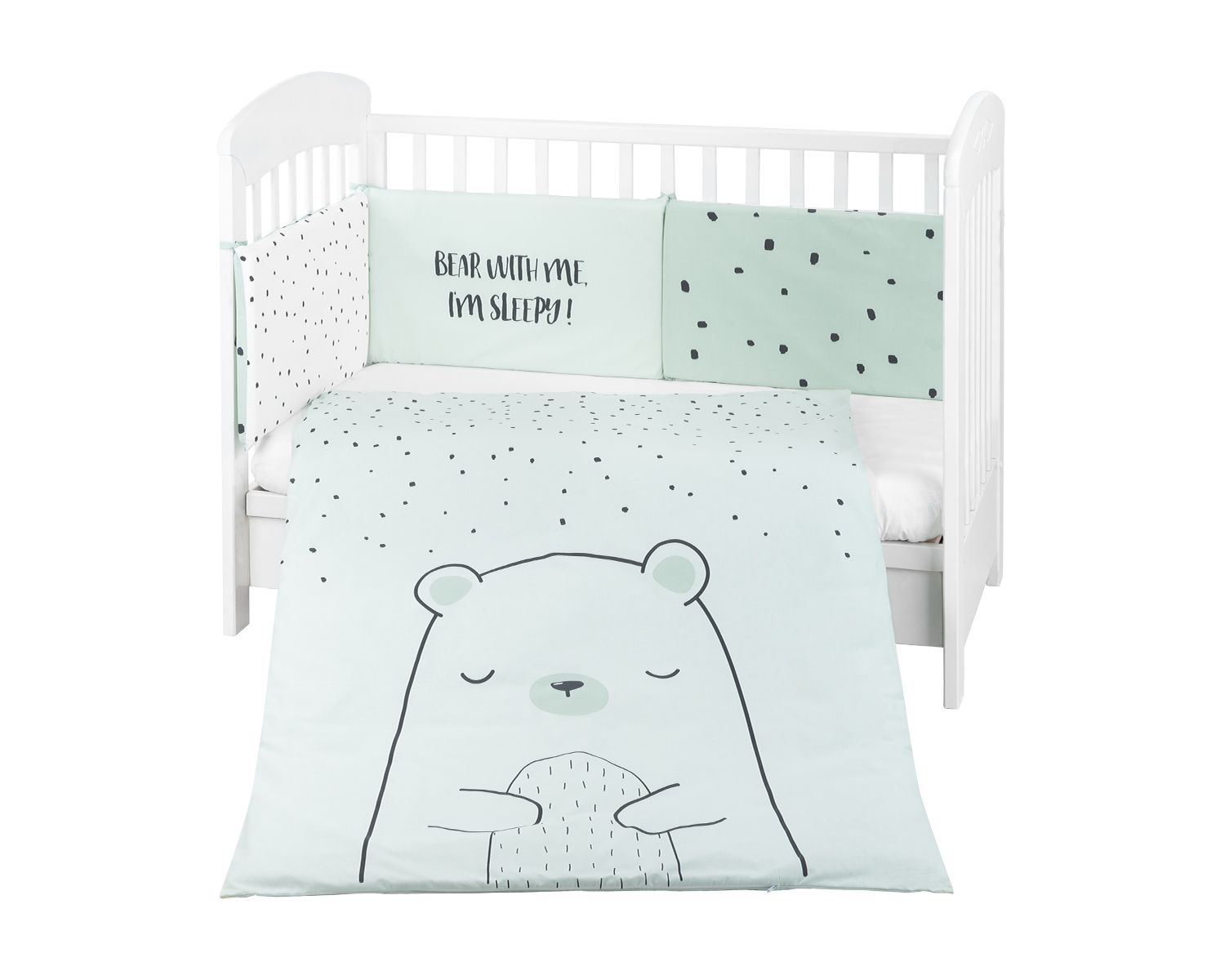 Ein Babybett mit einem Bettwäsche-Set mit Bärenmotiv. Es beinhaltet eine Bettdecke, einen Stoßfänger und ein Kissen mit Bärenillustrationen.