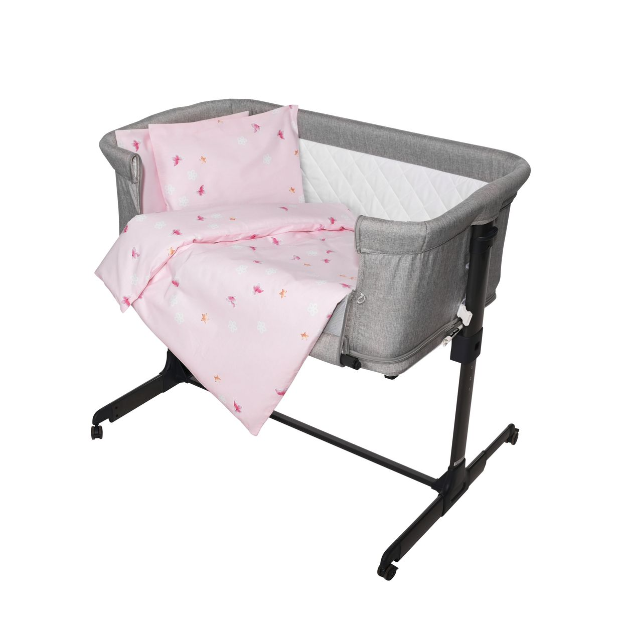 Ein graues Beistellbett mit rosa Decke und Kissen. Es hat einen schwarzen Rahmen.