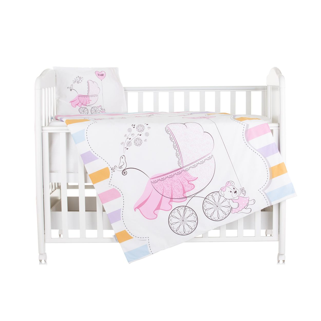 Weißes Babybett mit Bettwäsche. Rosa, weiße und gestreifte Decke mit Kinderwagendesign.