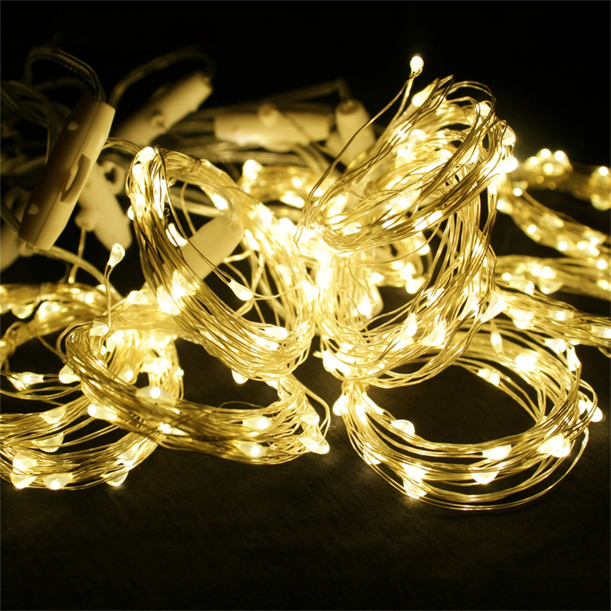 Goldene Lichterketten. Die Lichter sind an und haben einen warmen Schein.