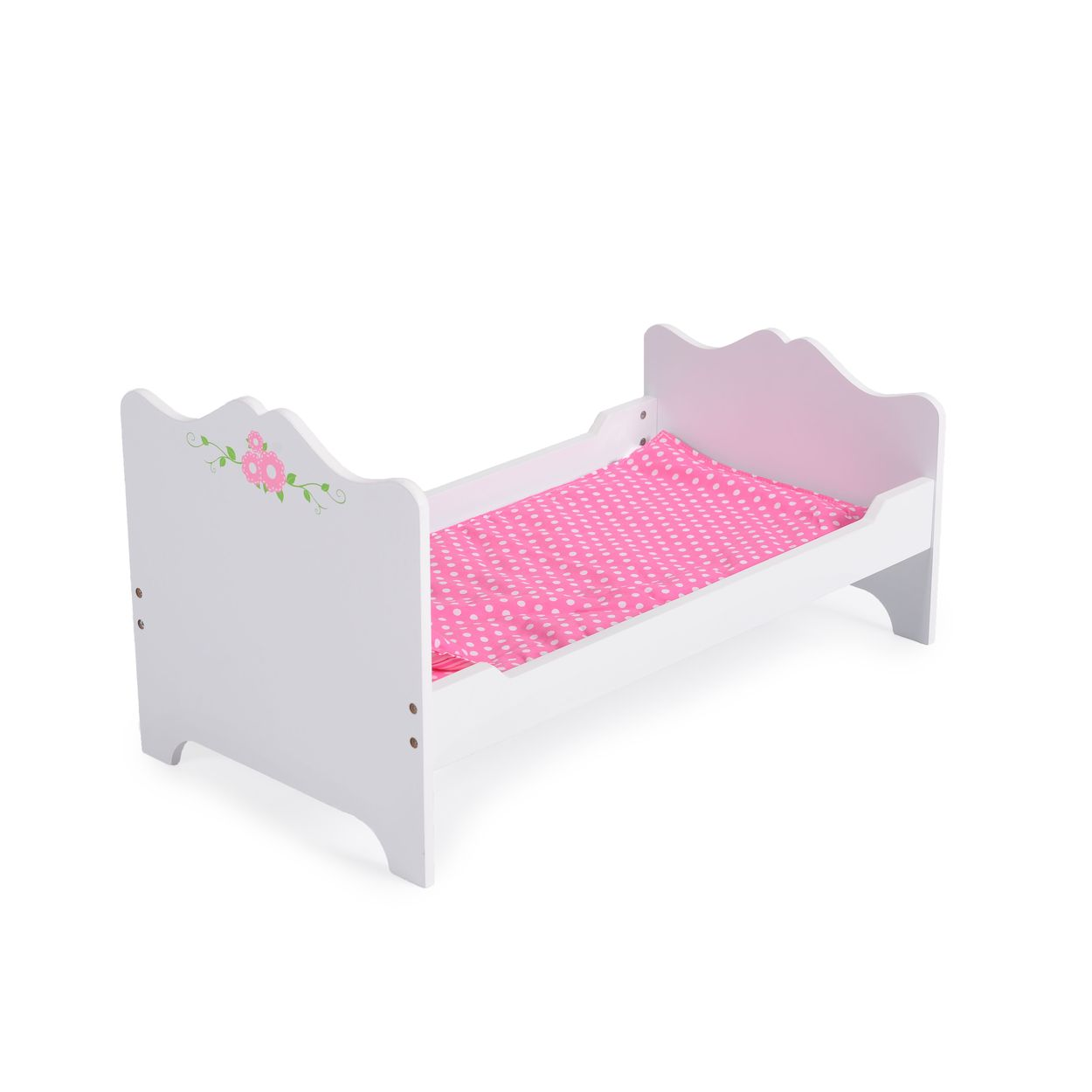 Weißes Puppenbett mit rosa gepunkteter Bettwäsche und Blumendekoration am Kopfteil, isoliert auf Weiß.
