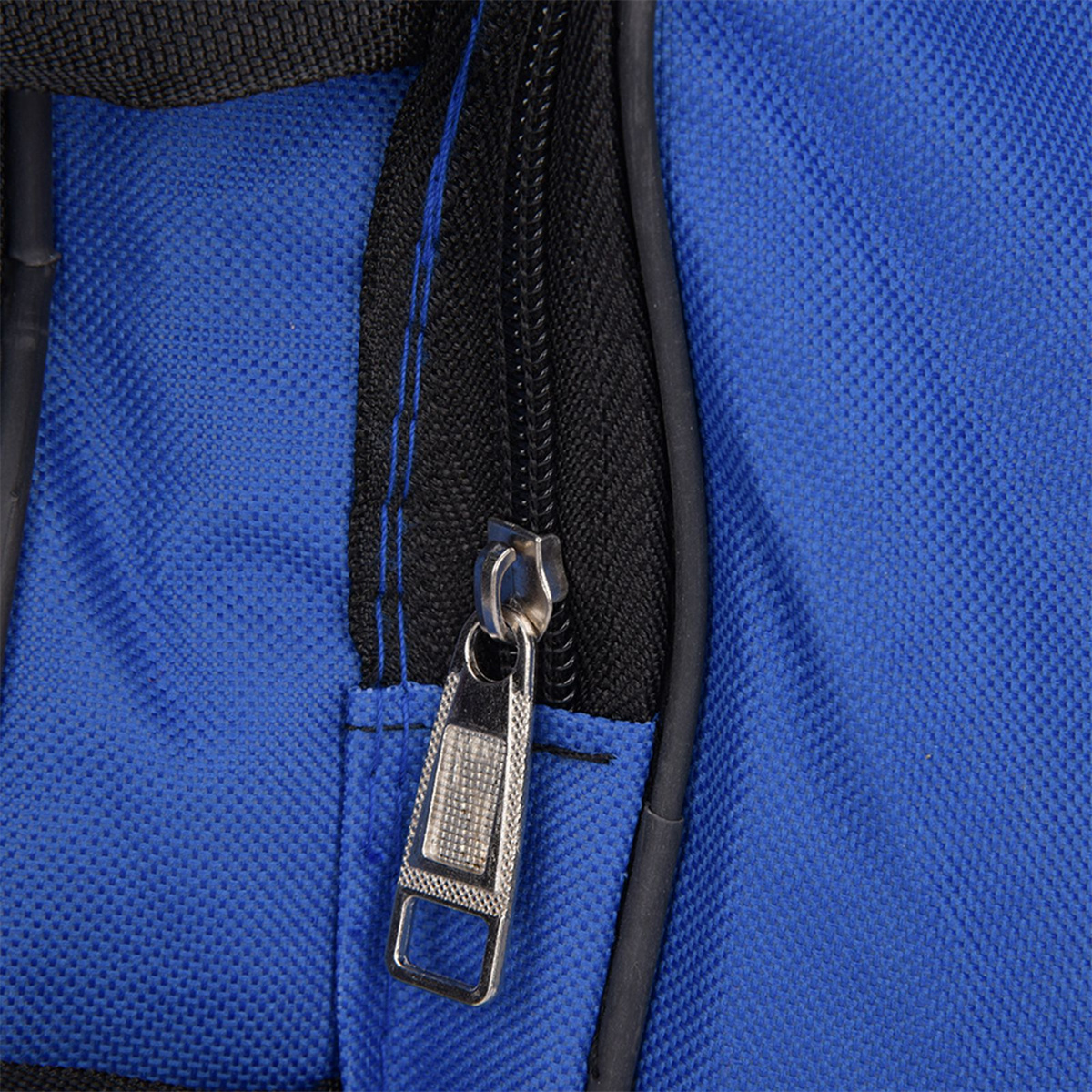 Blau-schwarze Tasche mit Reißverschluss, Nahaufnahme des Reißverschlusses.