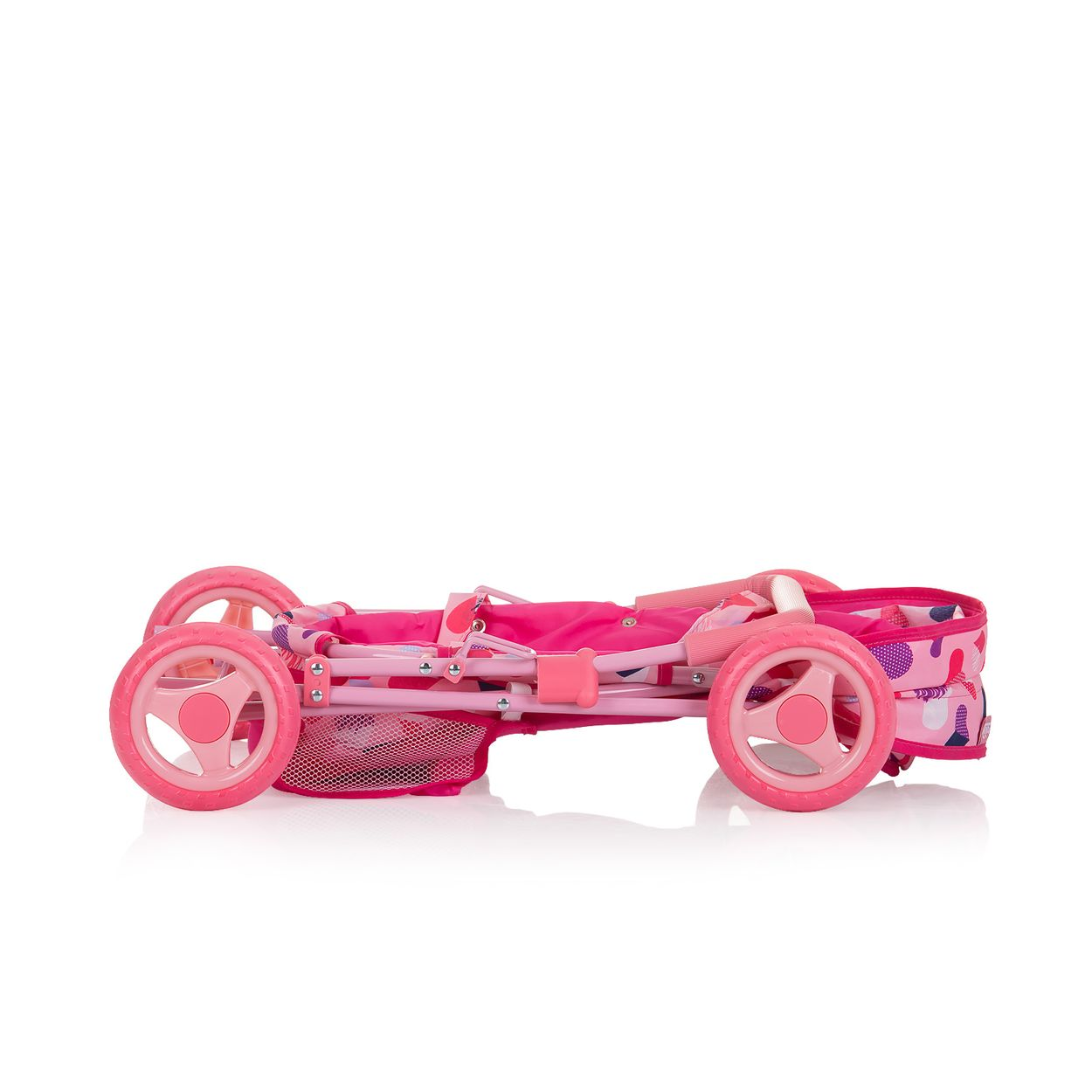 Rosa, zusammengeklappter Puppenwagen mit rosa Rädern und einem gemusterten Stoffkorb. Weißer Hintergrund.