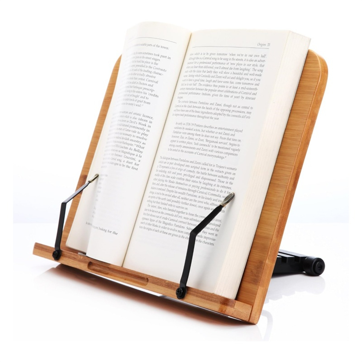 Ein hölzerner Buchständer, der ein offenes Buch hält. Der Ständer steht auf weißem Untergrund.