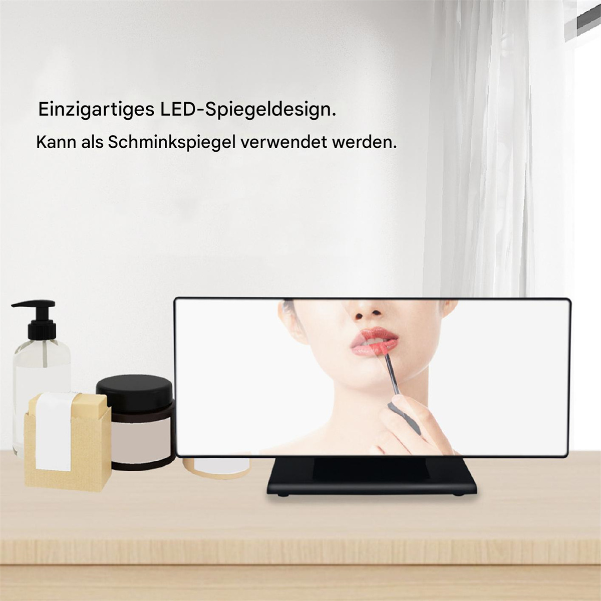 Spiegel mit Frau, die Lippenstift aufträgt. Beauty-Produkte auf Tisch daneben.