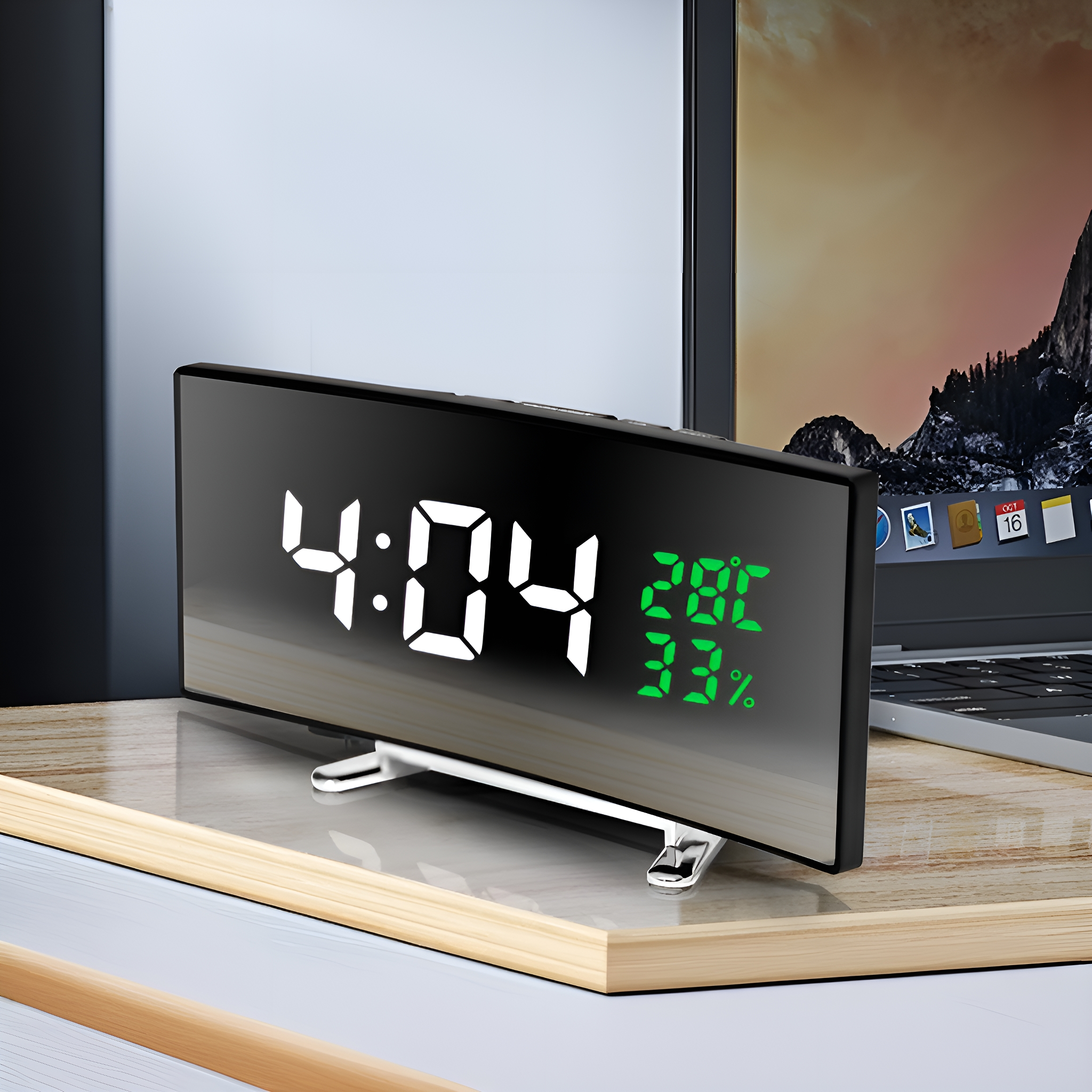 Schwarze Digitaluhr, die Zeit, Temperatur und Luftfeuchtigkeit anzeigt, auf Holz.