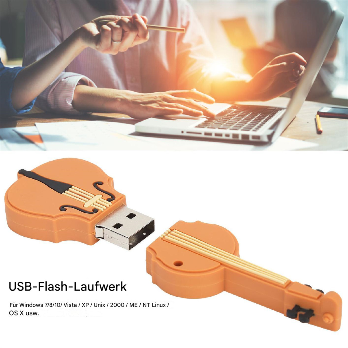 Zwei Personen arbeiten an einem Laptop mit einem USB-Stick in Geigenform.