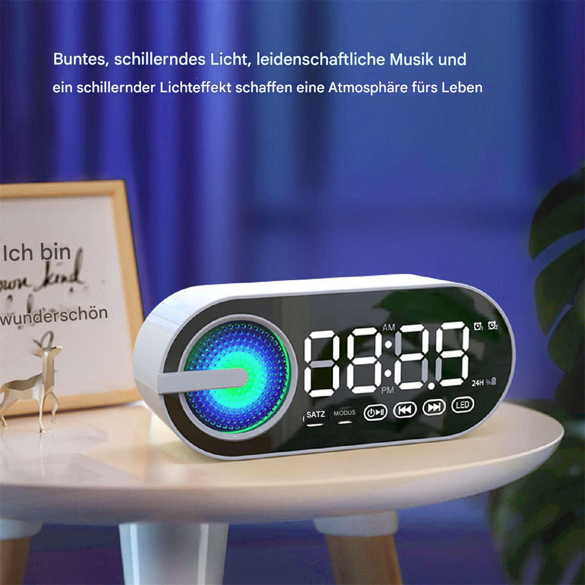 Eine Digitaluhr mit hellem blau-grünem Licht. Text: Buntes, schillerndes Licht und leidenschaftliche Musik.