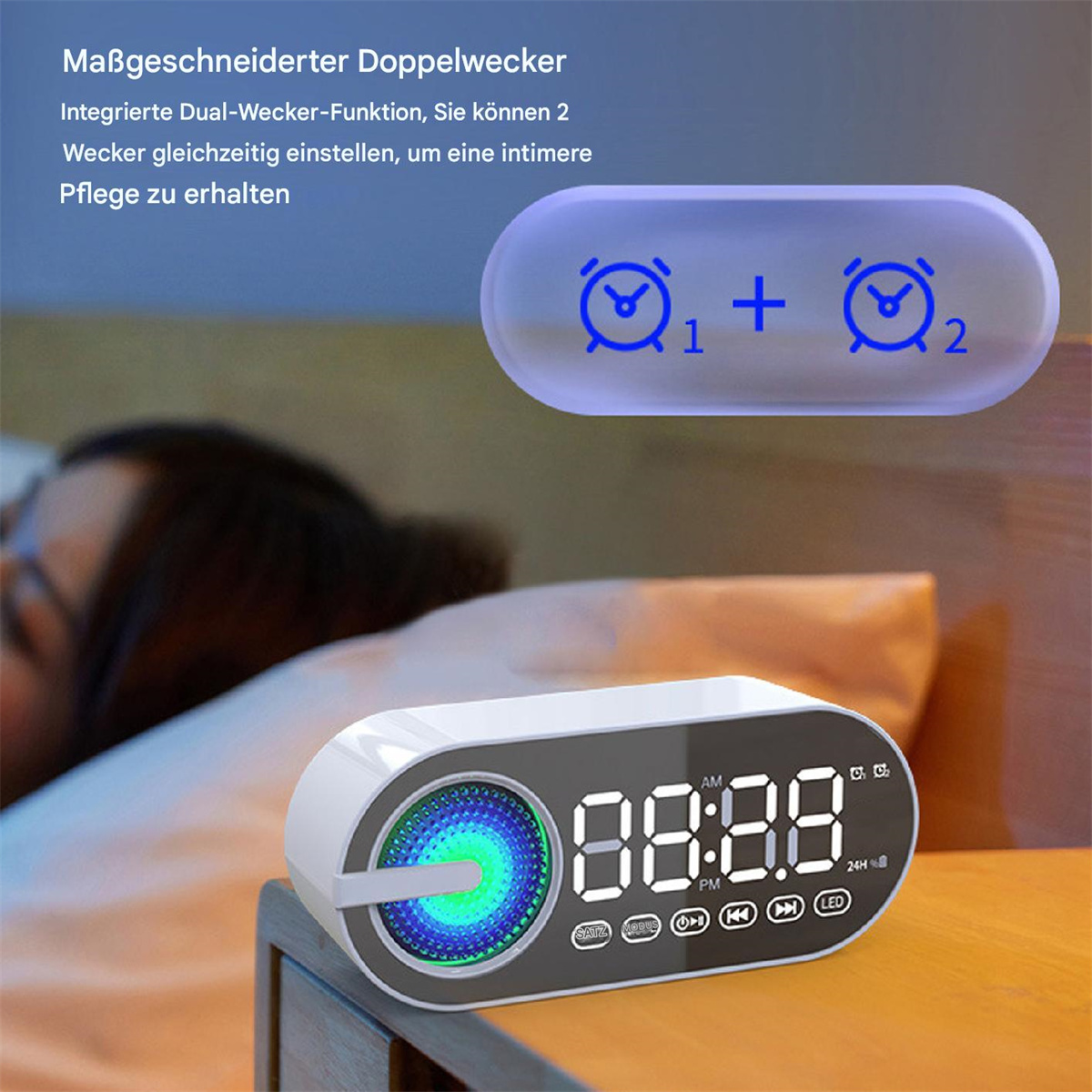 Weißer und schwarzer Wecker mit digitaler Anzeige. Der Hintergrund ist ein Bett und ein Nachttisch.