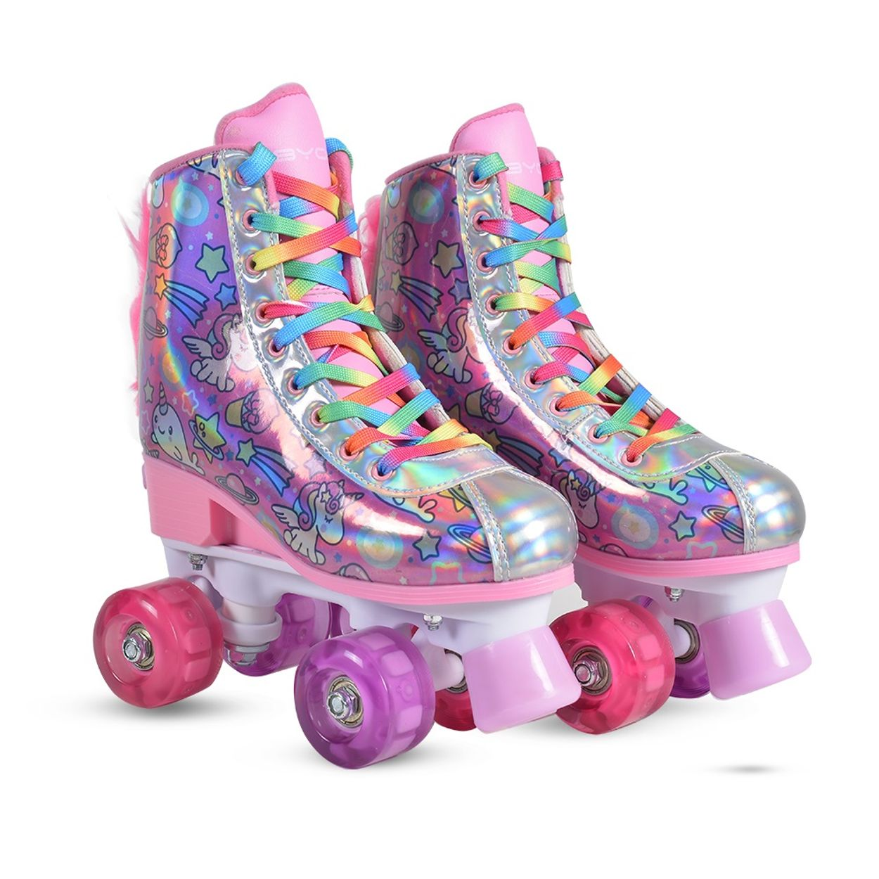 Ein Paar rosa Rollschuhe mit bunten Schnürsenkeln und einem Einhorn-Design auf weißem Hintergrund.