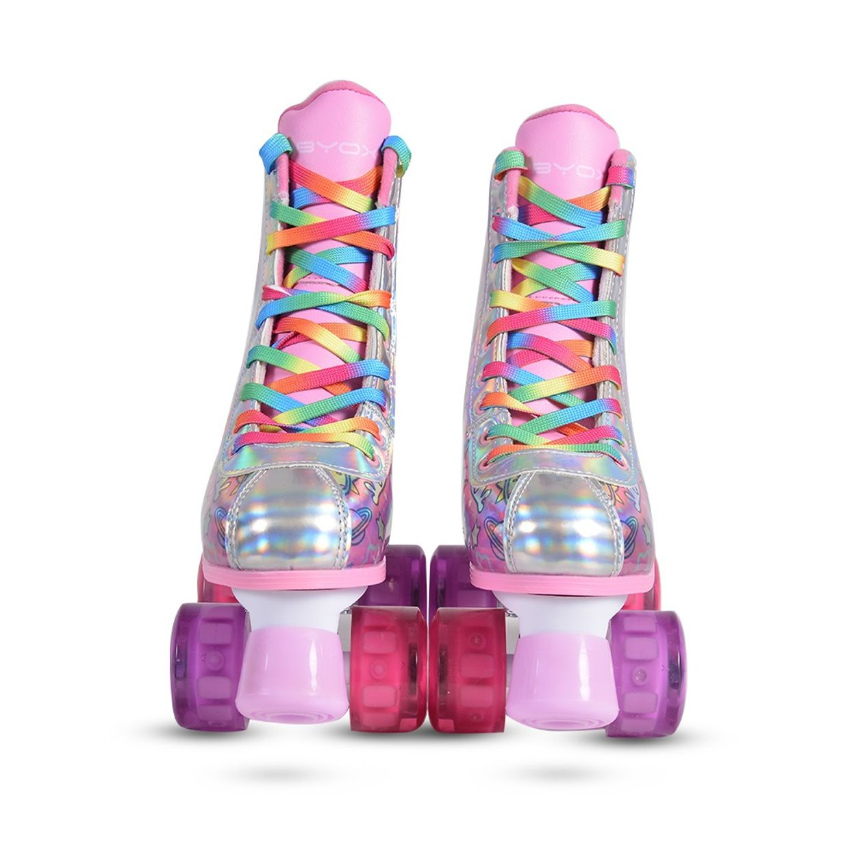Paar pinkfarbene Rollschuhe mit Regenbogen-Schnürsenkeln und bunten Rollen, von vorne gesehen.