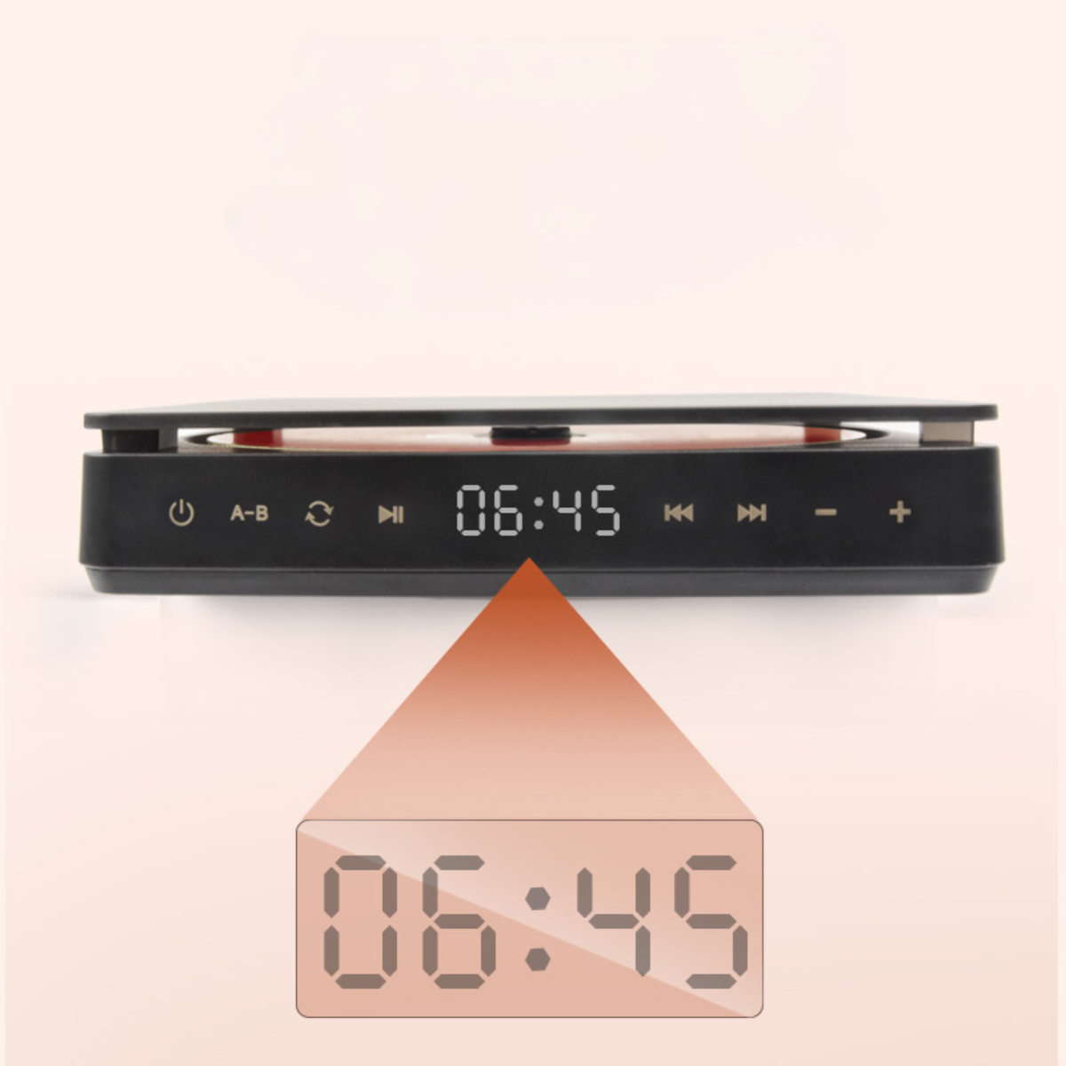 Eine schwarze Digitaluhr, die 06:45 anzeigt. Ein rotes Dreieck zeigt auf die Zeit.