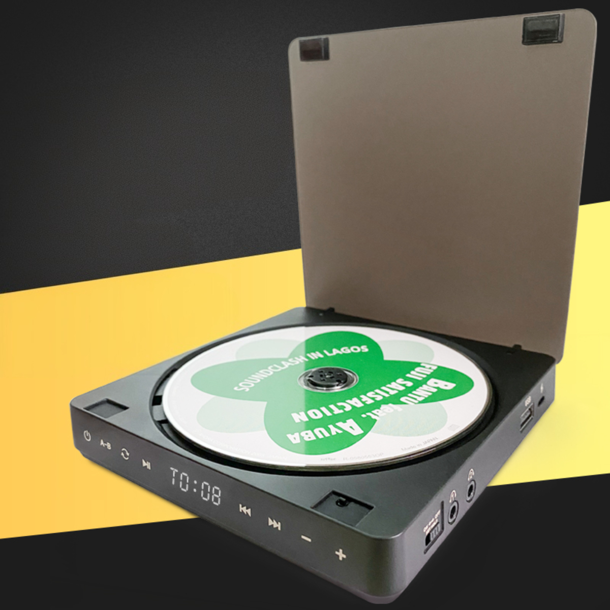 Schwarzer tragbarer CD-Player mit offenem Deckel, der eine CD zeigt.