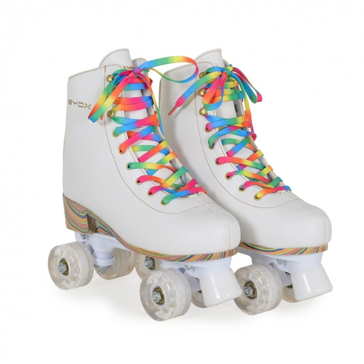 Weiße Rollschuhe mit Regenbogenschnürsenkeln auf weißem Hintergrund.