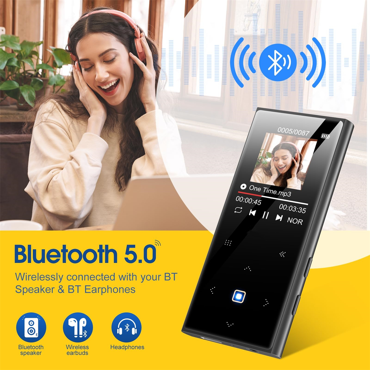 Frau mit Kopfhörern lächelt, MP3-Player davor, Bluetooth-Symbol, drahtlose Konnektivität und gelber Hintergrund.
