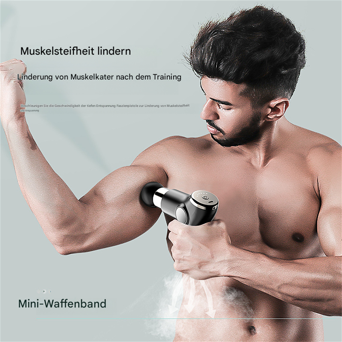 Mann benutzt ein Muskelmassagegerät an seinem Arm. Das Massagegerät ist schwarz und silber. Der Mann ist oberkörperfrei.