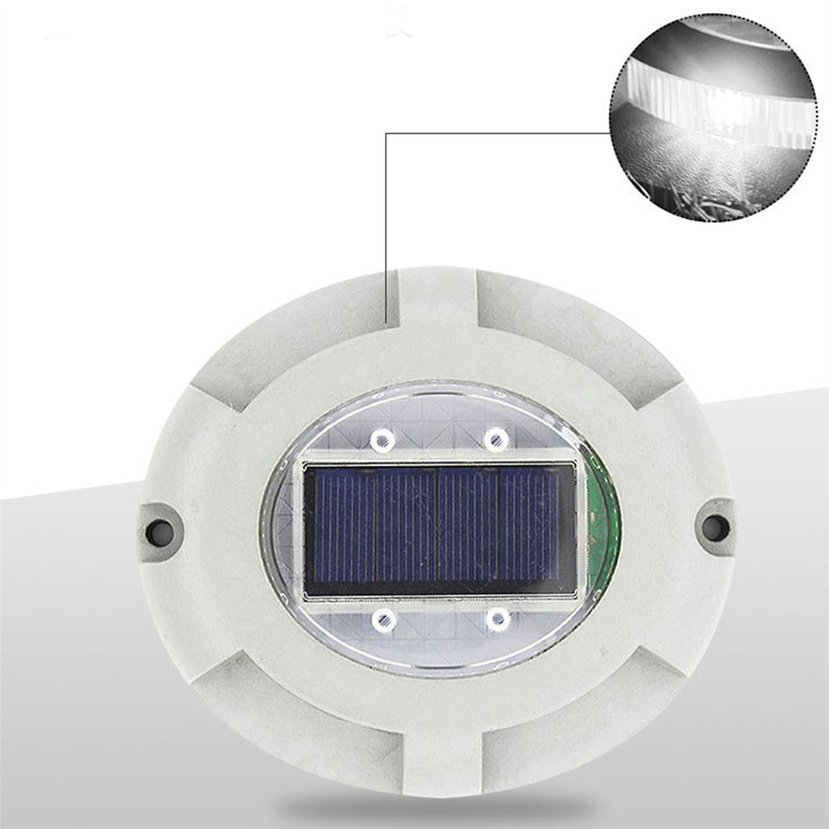 Runder, weißer Straßenmarkierer mit Solarpanel. Ein Einsatz zeigt das Innenlicht.