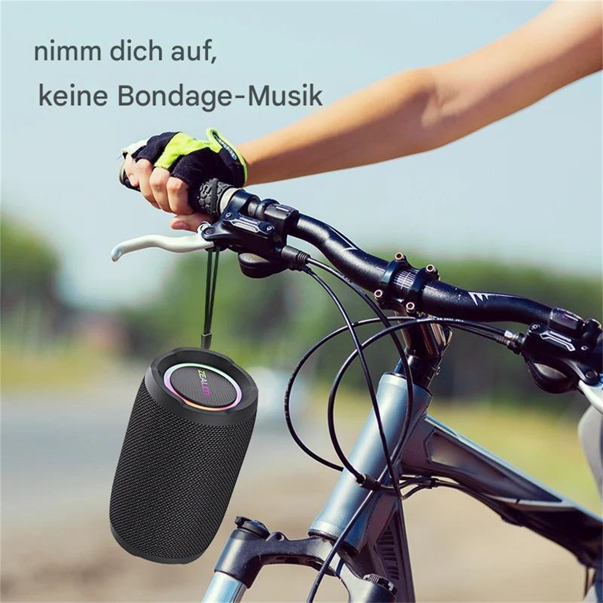 Eine Person, die Fahrrad fährt, mit einem schwarzen Lautsprecher am Lenker.